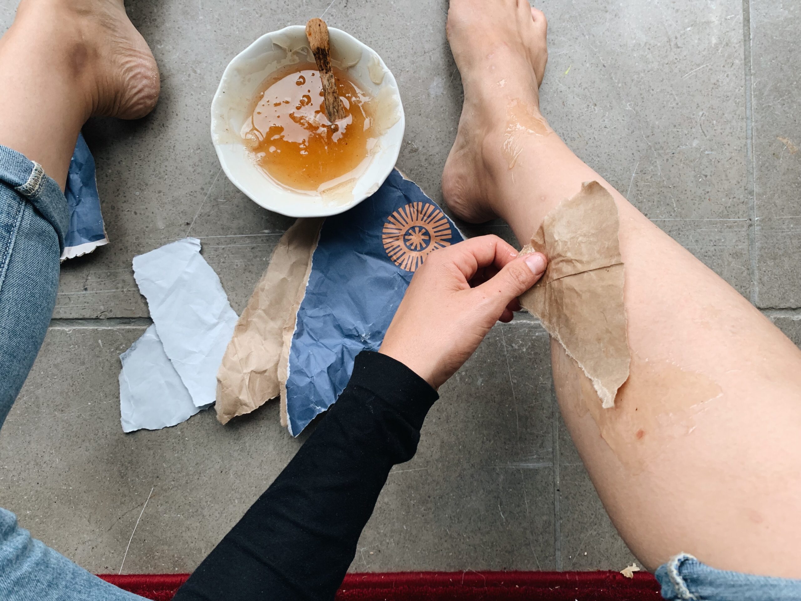 How to DIY leg wax with sugar: a low cost + waste method!